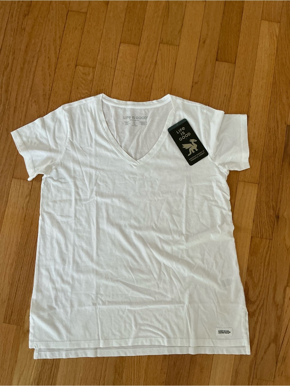 Life Is Good Women’s Crusher Lite  V-Neck T-Shirt in Cloud White.  NWT